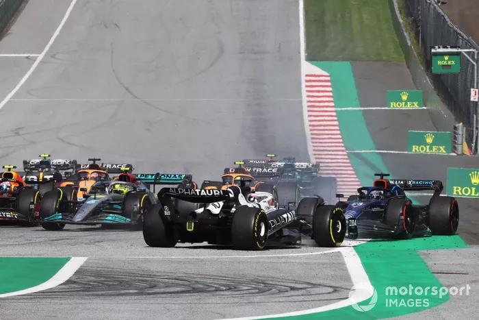 Pierre Gasly, AlphaTauri AT03, hace un trompo en la salida