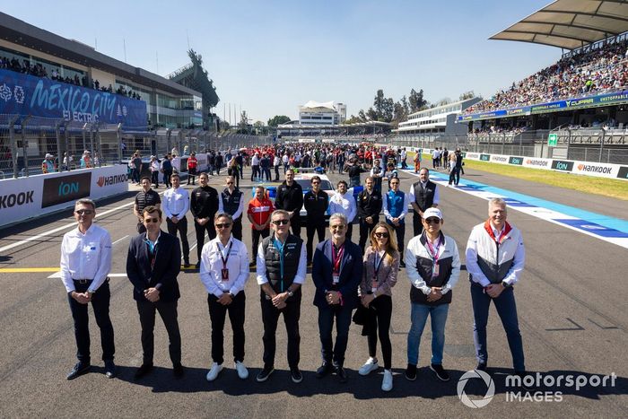 Alejandro Agag, Presidente de la Fórmula E, el personal de la Fórmula E 2022-23, los equipos y los pilotos en la parrilla antes de la salida.
