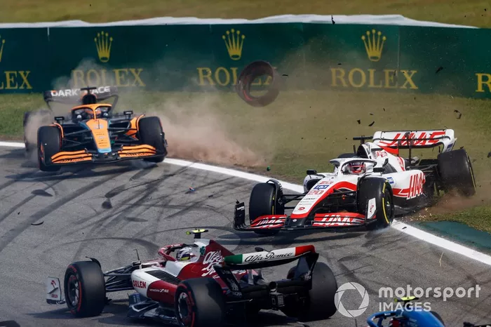 Daniel Ricciardo, McLaren MCL36, Kevin Magnussen, Haas VF-22, se estrellan al inicio de la carrera