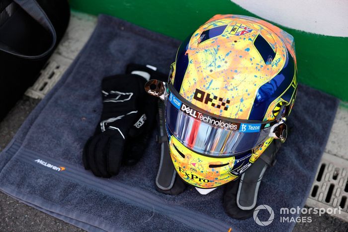 El casco de Lando Norris, McLaren, en la parrilla