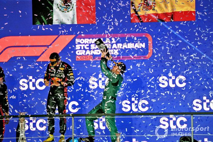 Sergio Pérez, Red Bull Racing, ganador, Fernando Alonso, Aston Martin F1 Team, tercero, en el podio