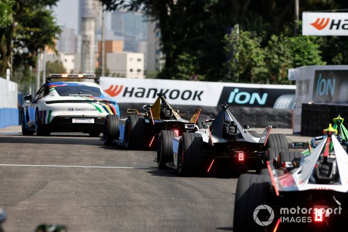 The Safety Car Stoffel Vandoorne, DS Penske, DS E-Tense FE23, Mitch Evans, Jaguar Racing , Jaguar I-TYPE 6, Nick Cassidy, Envision Racing, Jaguar I-TYPE 6
