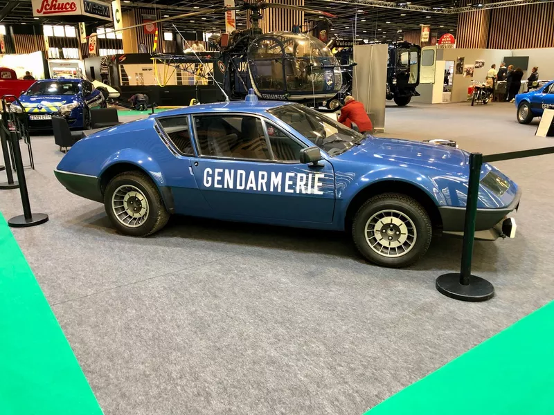 Un ancien véhicule de la gendarmerie nationale 