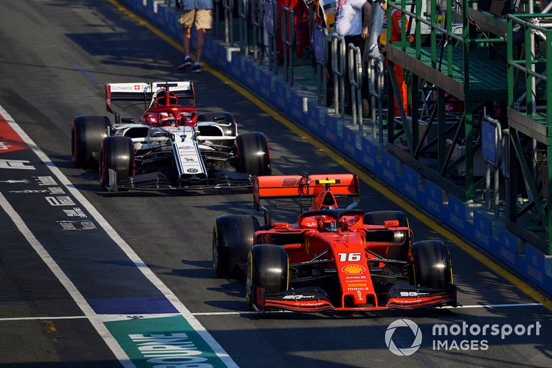 Charles Leclerc, Ferrari SF90, precede Kimi Raikkonen, Alfa Romeo Racing C38, nella pit lane