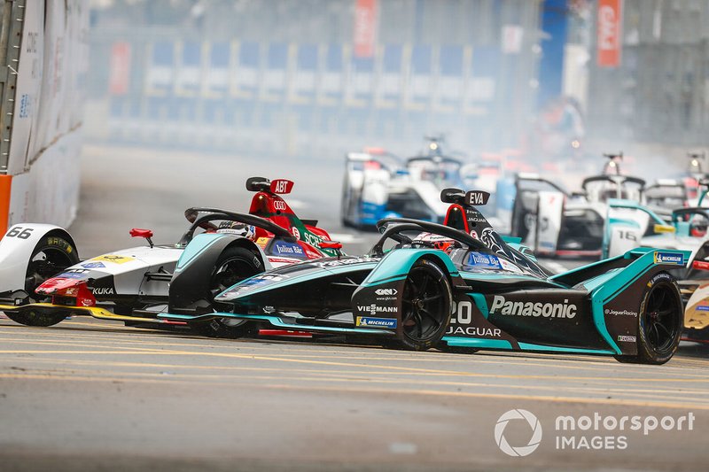 Daniel Abt, Audi Sport ABT Schaeffler, Audi e-tron FE05 in lotta con Mitch Evans, Panasonic Jaguar Racing, Jaguar I-Type 3