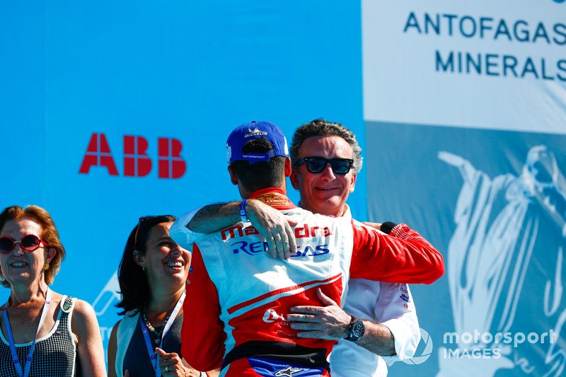 Pascal Wehrlein, Mahindra Racing, 2° classificato, abbraccia Alejandro Agag, CEO, Formula E, sul podio