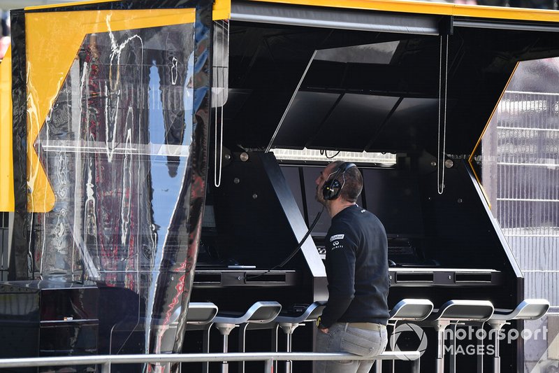 Cyril Abiteboul, directeur général Renault Sport F1 sur le muret des stands Renault Sport F1 Team