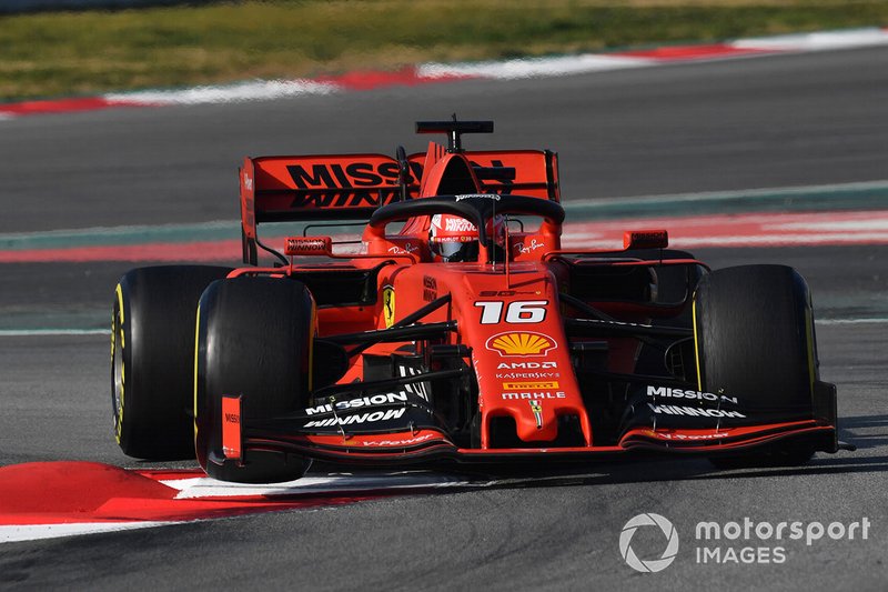 Charles Leclerc, Ferrari SF90, con una ruota sollevata