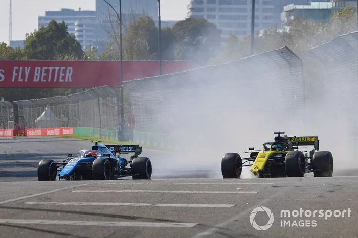 Robert Kubica, Williams FW42 y Daniel Ricciardo, Renault R.S.19 con daños después de un toque