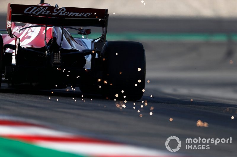 Kimi Raikkonen, Alfa Romeo Racing C38, solleva scintille