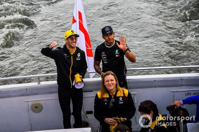 Daniel Ricciardo, Renault y Lewis Hamilton, Mercedes AMG F1 saludan a los fans desde el barco