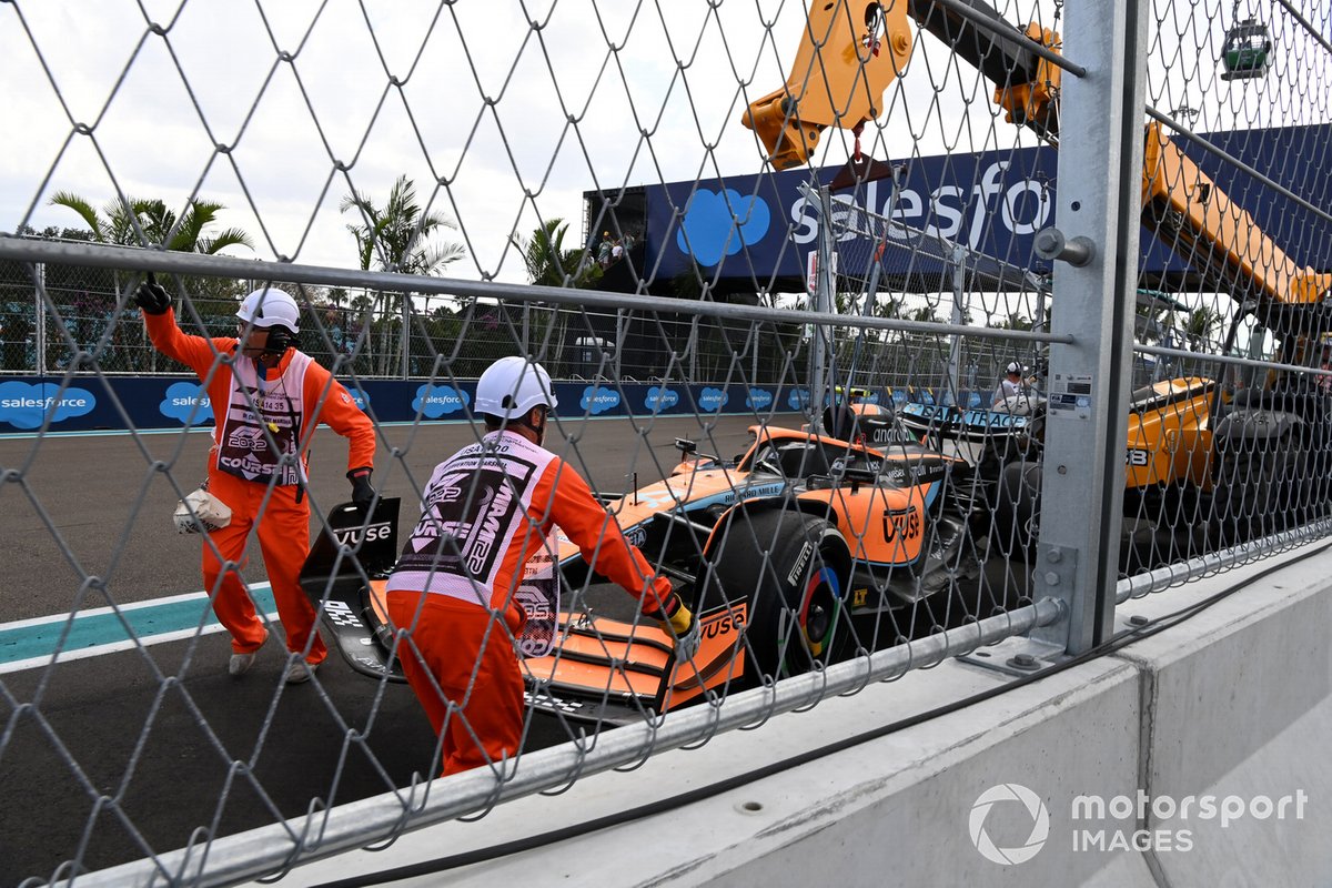 Los comisarios retiran el coche dañado de Lando Norris.