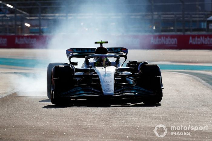 Lewis Hamilton, Mercedes W13, se bloquea al entrar en boxes