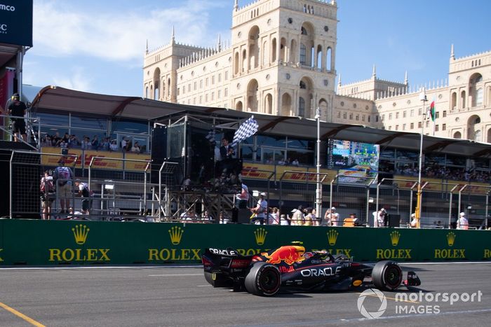 Segundo lugar Sergio Pérez, Red Bull Racing RB18, pasa la bandera a cuadros