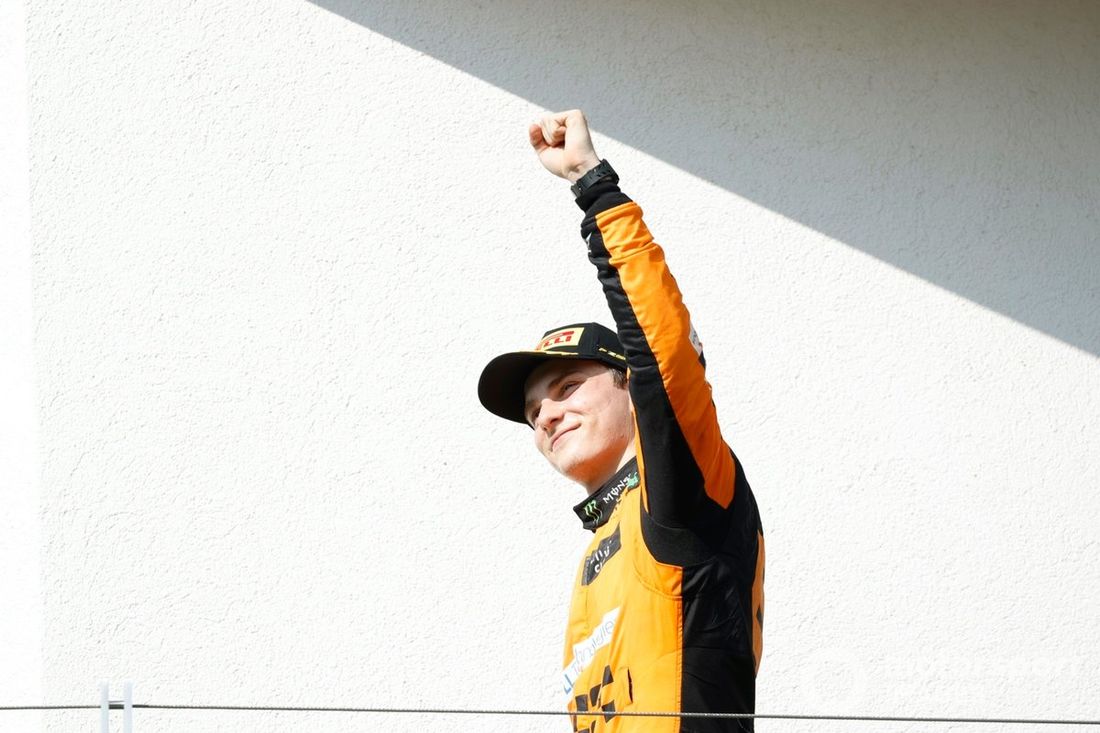 Oscar Piastri, McLaren F1 Team, 1ª posição, chega ao pódio