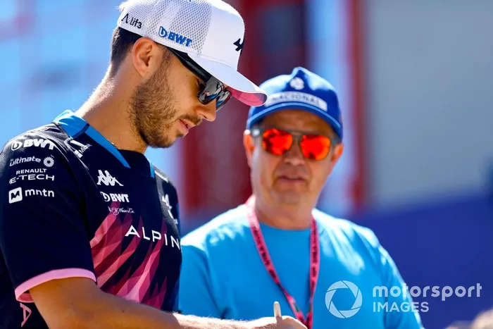 Pierre Gasly, Alpine F1 Team, arrive dans le paddock