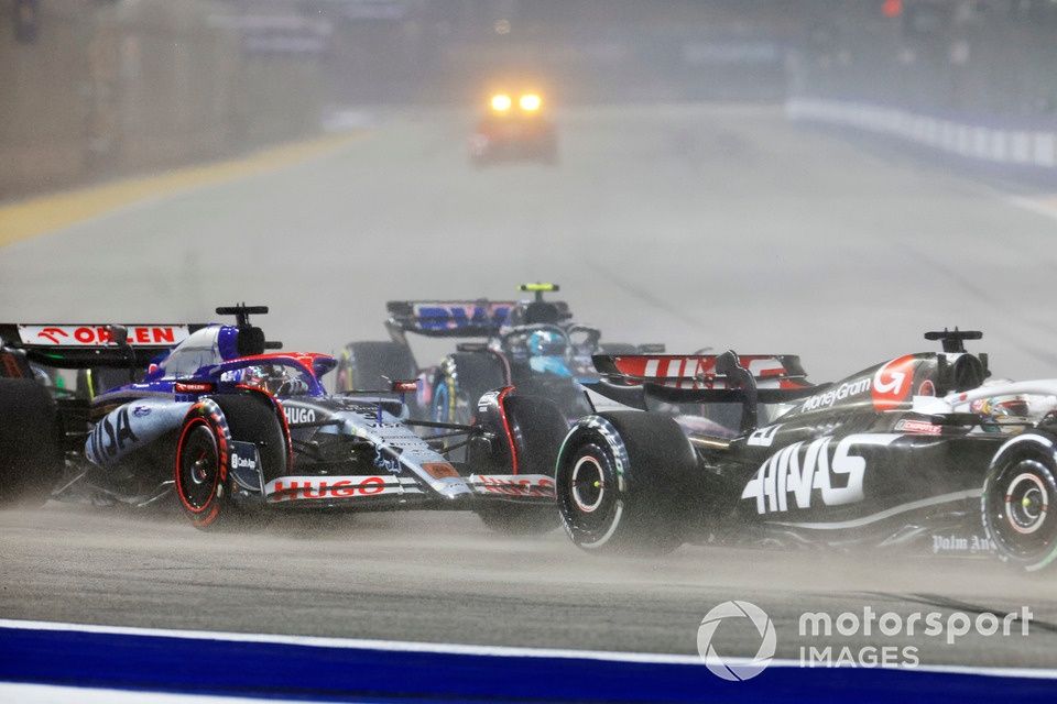 Kevin Magnussen, Haas VF-24, Daniel Ricciardo, RB F1 Team VCARB 01, Pierre Gasly, Alpine A524, en la salida.