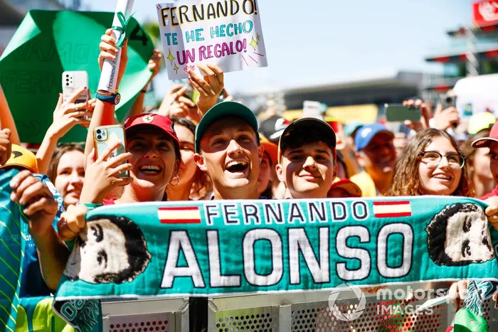 Apoyo de los aficionados a Fernando Alonso, Aston Martin F1 Team