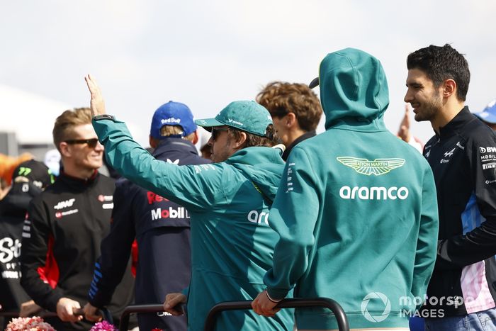 Fernando Alonso, Aston Martin F1 Team, saluda a la multitud