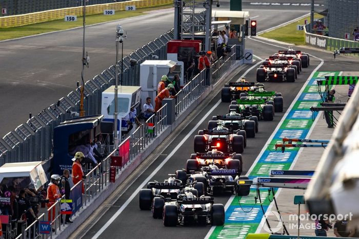 El campo hace cola en el pit lane hacia el final de la parada con bandera roja
