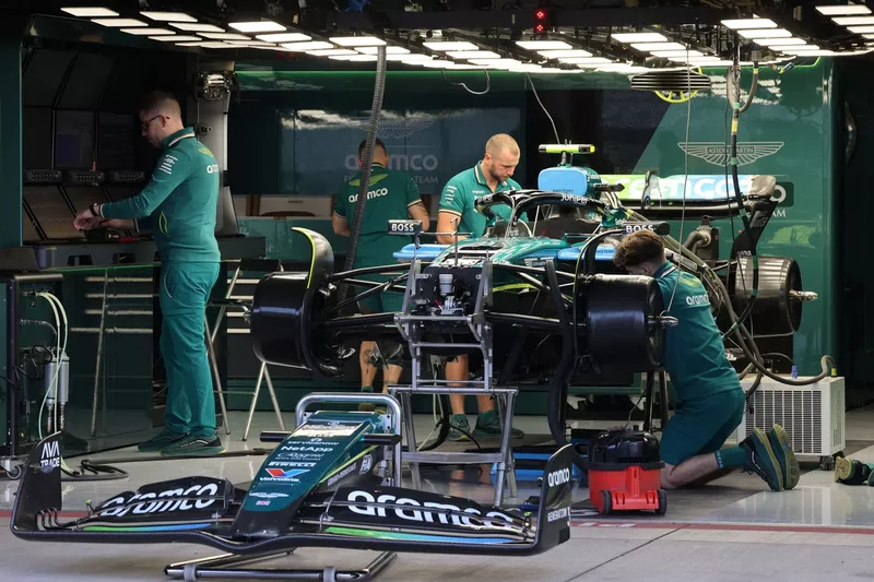 Aston Martin AMR24 dans le garage
