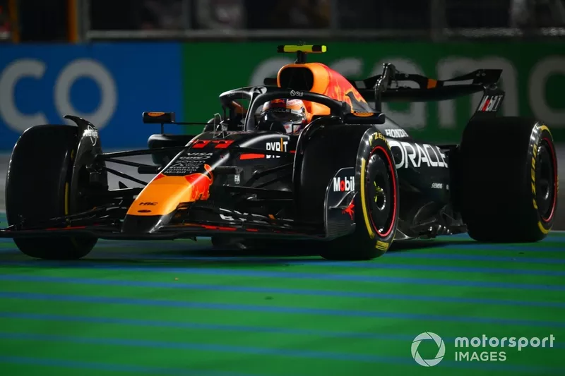 Sergio Perez, Red Bull Racing RB20, manque un virage