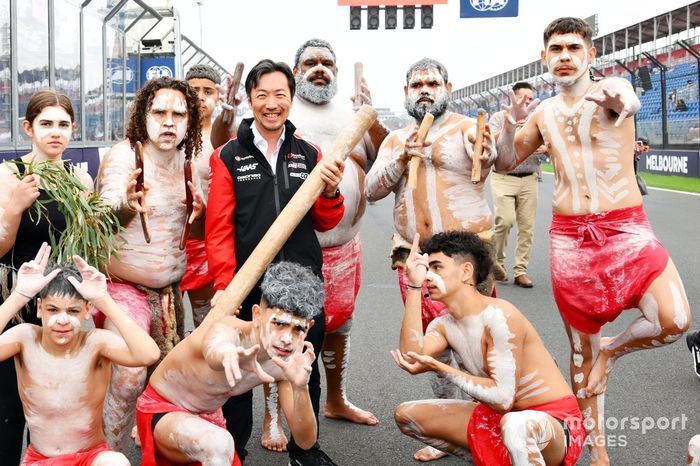 Ayao Komatsu, director del equipo Haas F1 Team, con artistas tradicionales