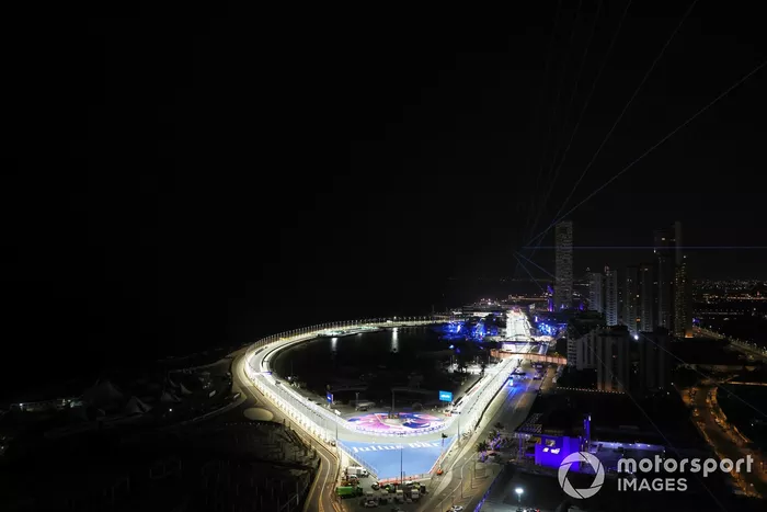 ライトアップされたサーキットの夜景