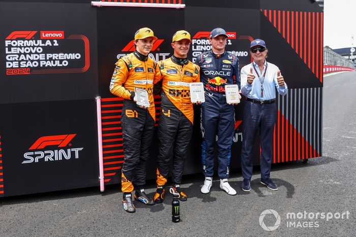 Oscar Piastri, McLaren F1 Team, 2ª posición, Lando Norris, McLaren F1 Team, 1ª posición, Max Verstappen, Red Bull Racing, 3ª posición, reciben sus trofeos Sprint de manos de Emerson Fittipaldi.