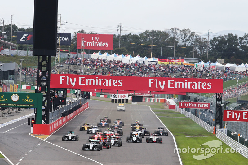 Nico Rosberg, Mercedes AMG F1 W07 Hybrid leads at the start of the race