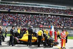 Kevin Magnussen, Renault Sport F1 Team RS16 en la parrilla