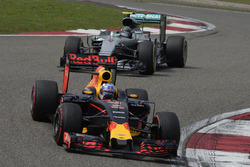 Daniel Ricciardo, Red Bull Racing RB12, und Nico Rosberg, Mercedes AMG F1 Team W07