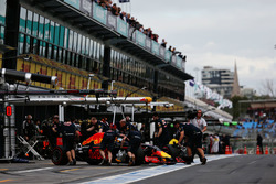 Daniel Ricciardo, Red Bull Racing RB12 nella pitlane