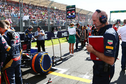 Adrian Newey, Red Bull Racing director técnico mira el Scuderia Toro Rosso STR11 de Max Verstappen,