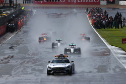 Lewis Hamilton, híbrido de Mercedes AMG F1 W07 conduce detrás del coche de seguridad FIA