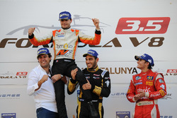 Podium : Le vainqueur et champion Tom Dillmann, AVF; le deuxième Roy Nissany, Lotus; le troisième Pietro Fittipaldi, Fortec Motorsports et Adrian Valles, AVF