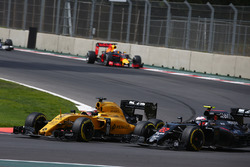 Kevin Magnussen, Renault Sport F1 Team RE16 and Jenson Button, McLaren Honda F1 Team MP4-31