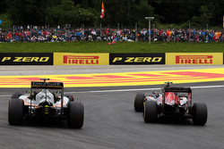Карлос Сайнс мл., Scuderia Toro Rosso STR11 и Серхио Перес, Sahara Force India F1 VJM09 - борьба за