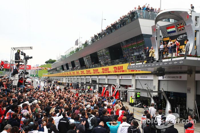 Ganador, Lewis Hamilton, Mercedes AMG F1 celebra con Max Verstappen, Red Bull Racing y Kimi Raikkonen, Ferrari