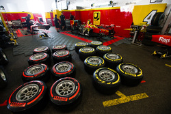 Pirelli-banden in de pitbox van Racing Engineering