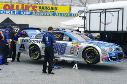 Hendrick-Mechaniker arbeiten am Auto von Dale Earnhardt Jr.