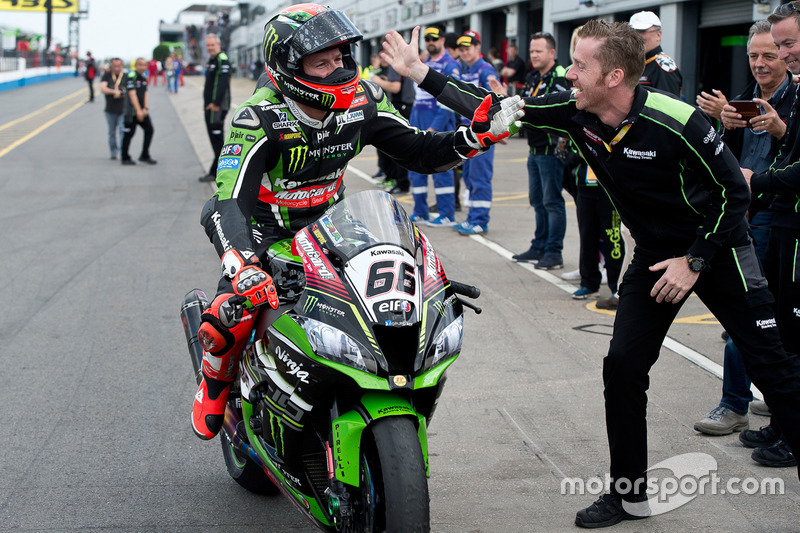 Tom Sykes, Kawasaki Racing Team, fête sa victoire en Course 1 avec son ingénieur, Marcel Duinker