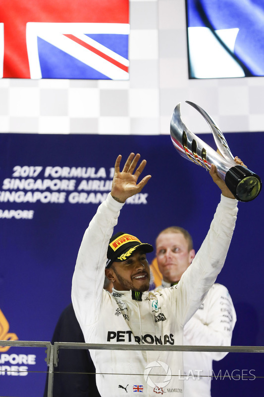 Podium: race winner Lewis Hamilton, Mercedes AMG F1