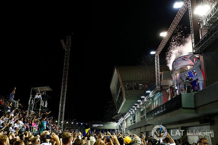 Podio: ganador de la carrera Lewis Hamilton, Mercedes AMG F1, segundo lugar Daniel Ricciardo, Red Bull Racing, tercer lugar Valtteri Bottas, Mercedes AMG F1