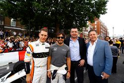 Stoffel Vandoorne, McLaren, Fernando Alonso, McLaren, Eric Boullier, Director de McLaren, Zak Brown,