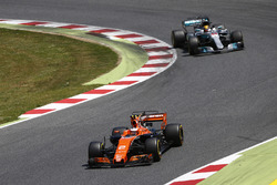 Stoffel Vandoorne, McLaren MCL32, Lewis Hamilton, Mercedes AMG F1 W08