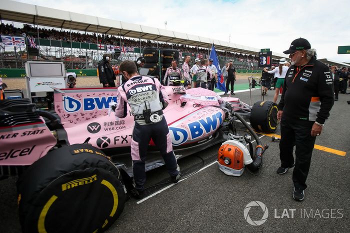 Dr. Vijay Mallya, dueño de Sahara Force India Formula One Team en el coche de Esteban Ocon, Sahara Force India VJM10