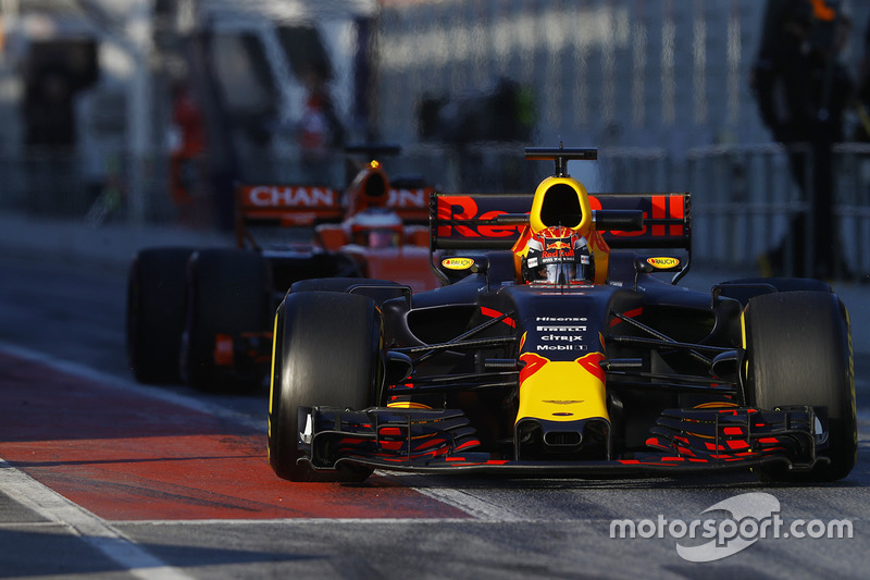 Max Verstappen, Red Bull Racing RB13, sort des stands devant Stoffel Vandoorne, McLaren MCL32