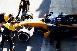 Jolyon Palmer, Renault Sport F1 Team RS17 en pit lane