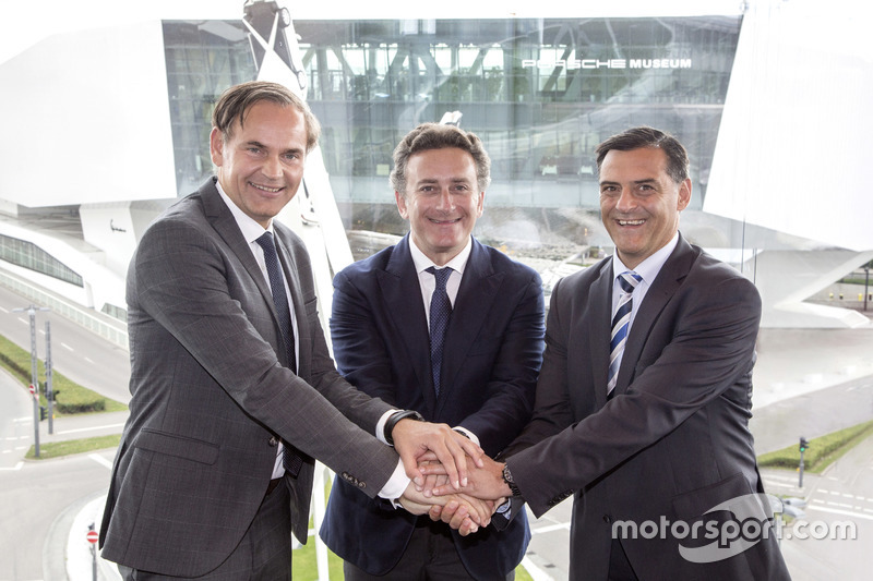 Oliver Blume, CEO de Porsche, Alejandro Agag CEO Fórmula E y Michael Steiner, Porsche